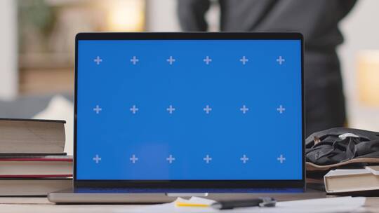 书桌上的蓝屏笔记本电脑视频素材模板下载