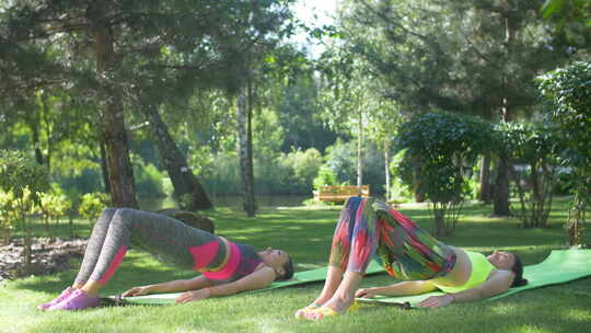 健身女性做半桥姿势瑜伽练习