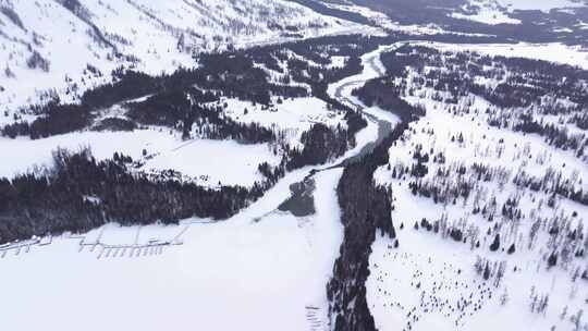 航拍新疆冬季喀纳斯湖雪景雪山森林冰河晨雾