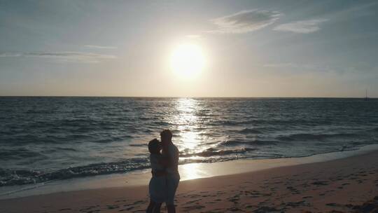 情侣在海边拥抱亲吻