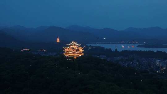 杭州城隍阁雷峰塔同框夜景