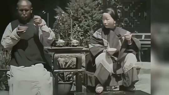 1902年云南夫妇在院子吃饭