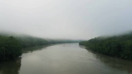 航拍大雾笼罩下的河流