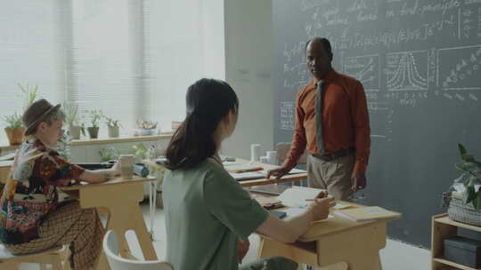 非裔美国教授考试时走在教室里视频素材模板下载