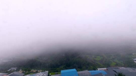 雨崩大雾天