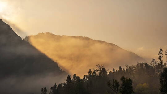 日出朝阳下山间的金色云雾