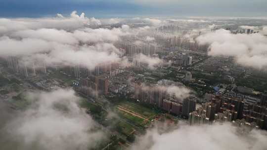 航拍夏季雨后武汉平流雾风光