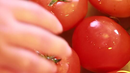 一盆清水浸泡清洗西红柿