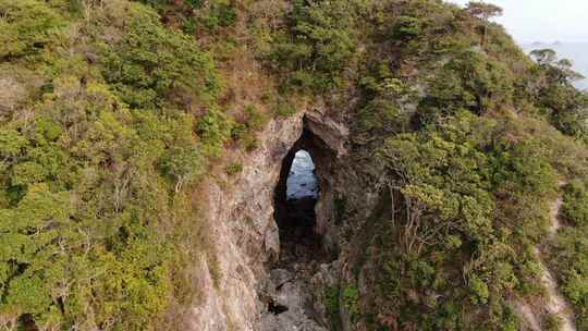 无人机航拍大鹏东西涌海岸线礁石海边山洞穴