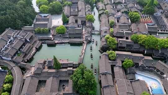 江南水乡建筑旁的河流及小船