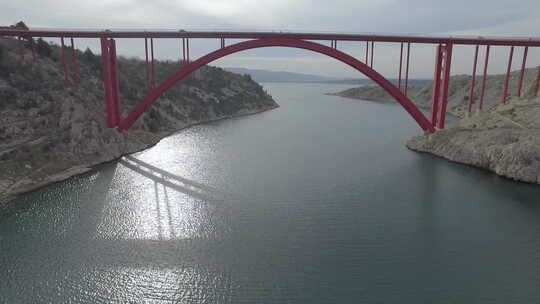 克罗地亚马斯莱尼察桥。乔治的红色钢桥。马斯莱尼察海峡的景色。无人机射击