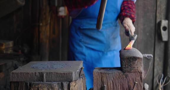 传统手工艺铁匠打铁制作铁器