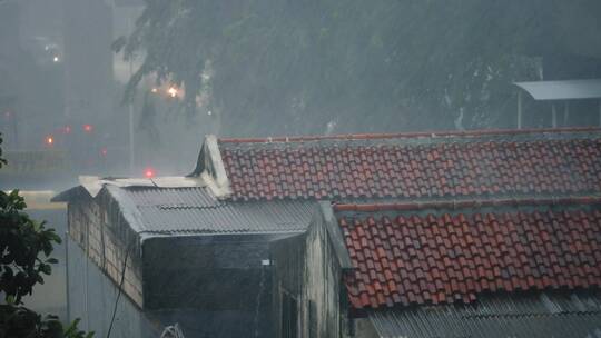 城中村下雨天雨水滴落在屋檐上流下