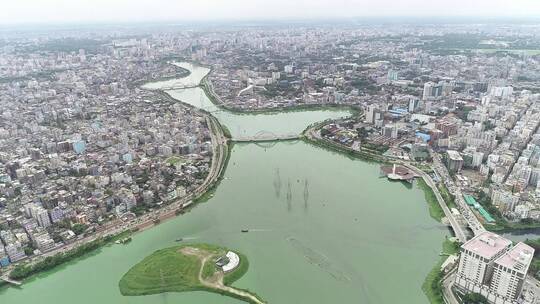 无人机拍摄大都市的河流