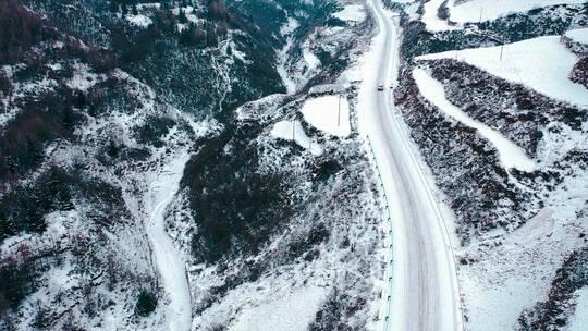 雪后山谷里行驶的汽车·1