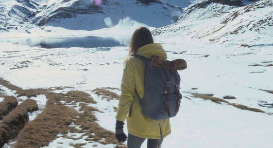 在雪中徒步旅行的女人