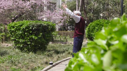 老年男士公园听音乐开心跳舞