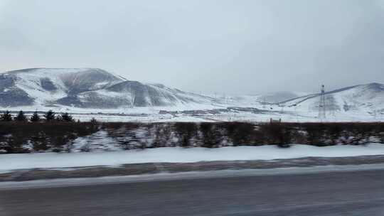 开车行驶在冬天雪景公路