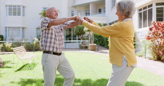 老年夫妇，在户外欢笑跳舞，退休，在草地上