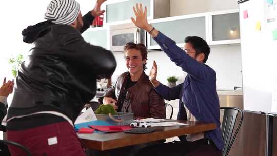 在会议上庆祝的人