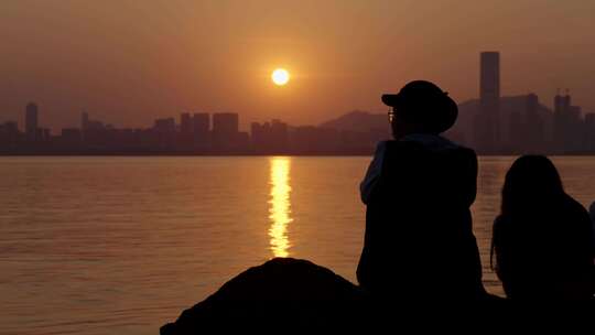 海边看夕阳的人物背影剪影