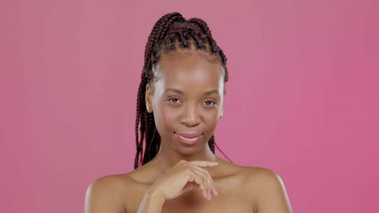 黑人女性，在孤立的粉色背景上大笑或面部美视频素材模板下载