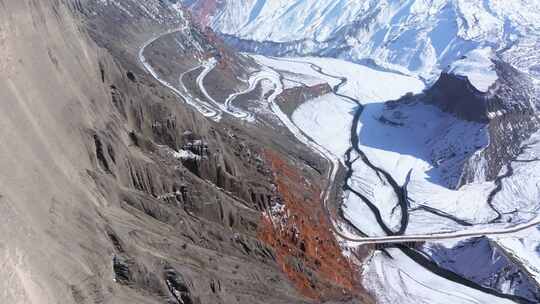 航拍新疆冬季安集海大峡谷红色山脉雪山河流