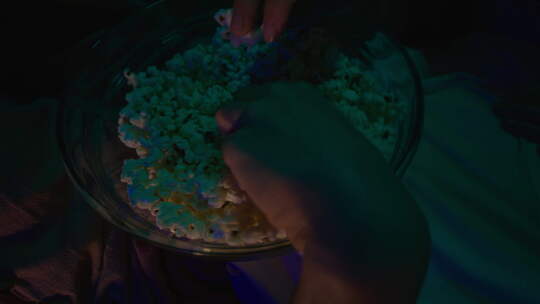 手拿爆米花盘的缩小视频在家看电影之夜视频素材模板下载