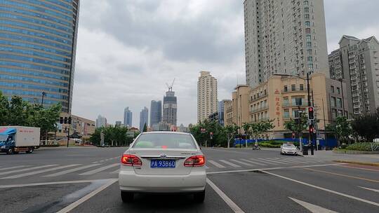 上海封城中的都市环境公路街头