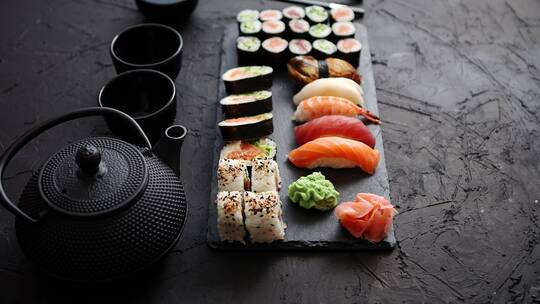 不同种类的寿司放在石板上视频素材模板下载