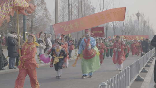 民俗表演队伍街头巡游