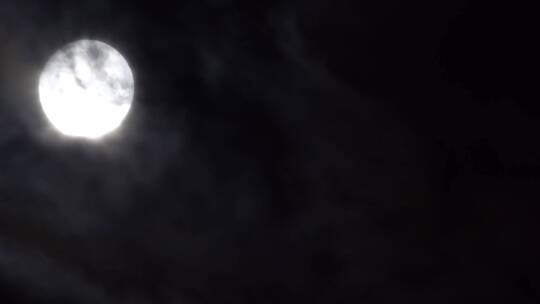 夜黑明亮的大月亮