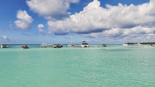 在多米尼加再保险公司的夏季，度假者在海洋