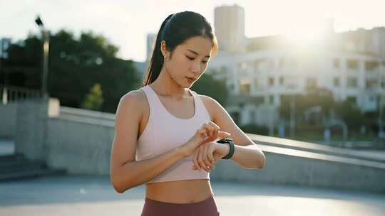 女孩户外跑步智能穿戴健康生活视频