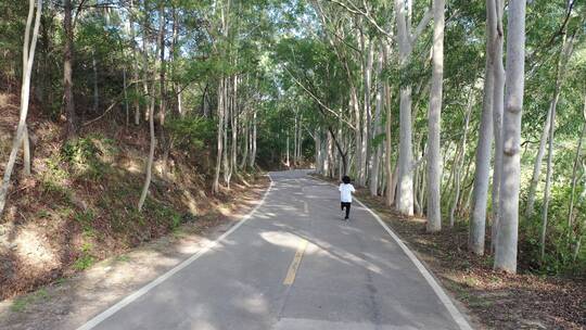 美女树林公路跑步森林奔跑锻炼