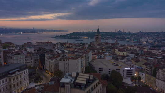 伊斯坦布尔市中心的加拉塔塔夜以继日与博斯普鲁斯海峡和伊斯坦布尔天际线，天线