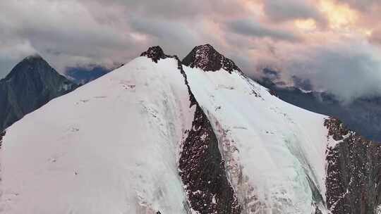 航拍川西贡嘎山卫峰乌库楚雪山风光