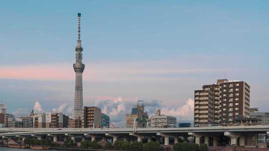 日本东京晴空塔的延时镜头。广播塔对着