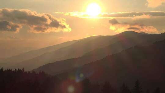 太阳日落的高山山脉