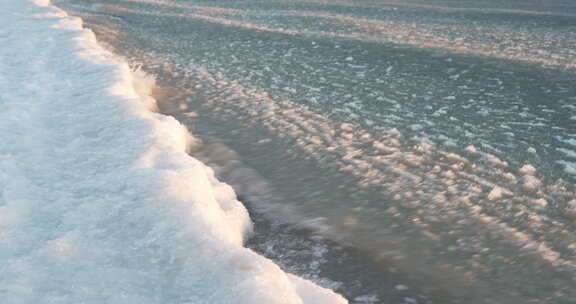 呼伦湖结冰湖岸