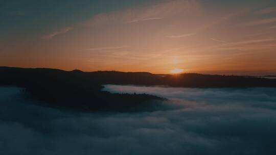 航拍山林间的云雾景观