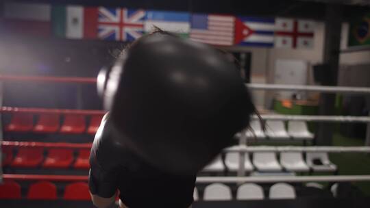 女拳击手在健身房打拳击视频素材模板下载