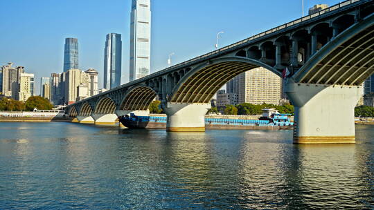 湖南长沙橘子洲大桥和湘江轮船实拍空境素材