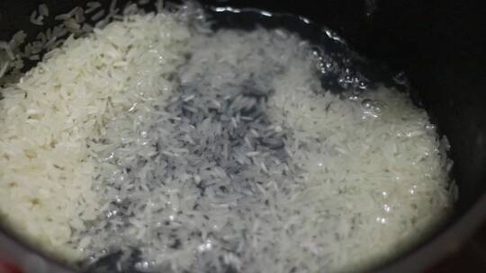 洗米做饭特写视频