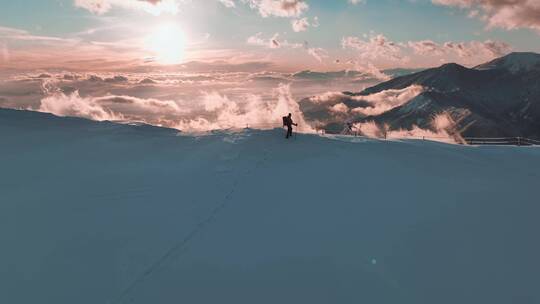 黄昏雪山云层景观