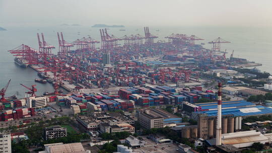 起重机在深圳港装载货船视频素材模板下载