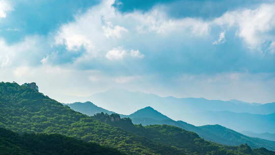 辽宁本溪夏日群山绿树与天空云朵光线