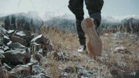 户外徒步中的脚步