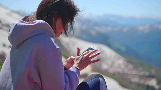 智能手机，女人，徒步旅行，徒步旅行杆