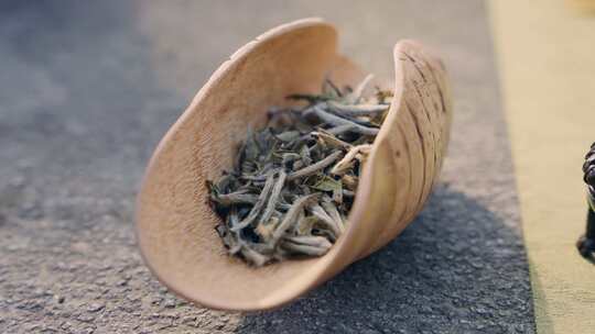 竹篮茶具中的茶叶